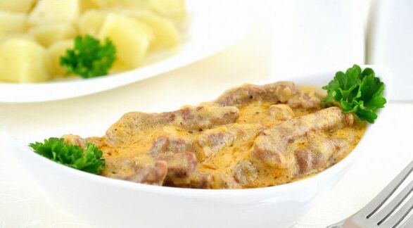 Beef with champignons in creamy sauce - a hearty dish during the Consolidation phase of the Dukan diet